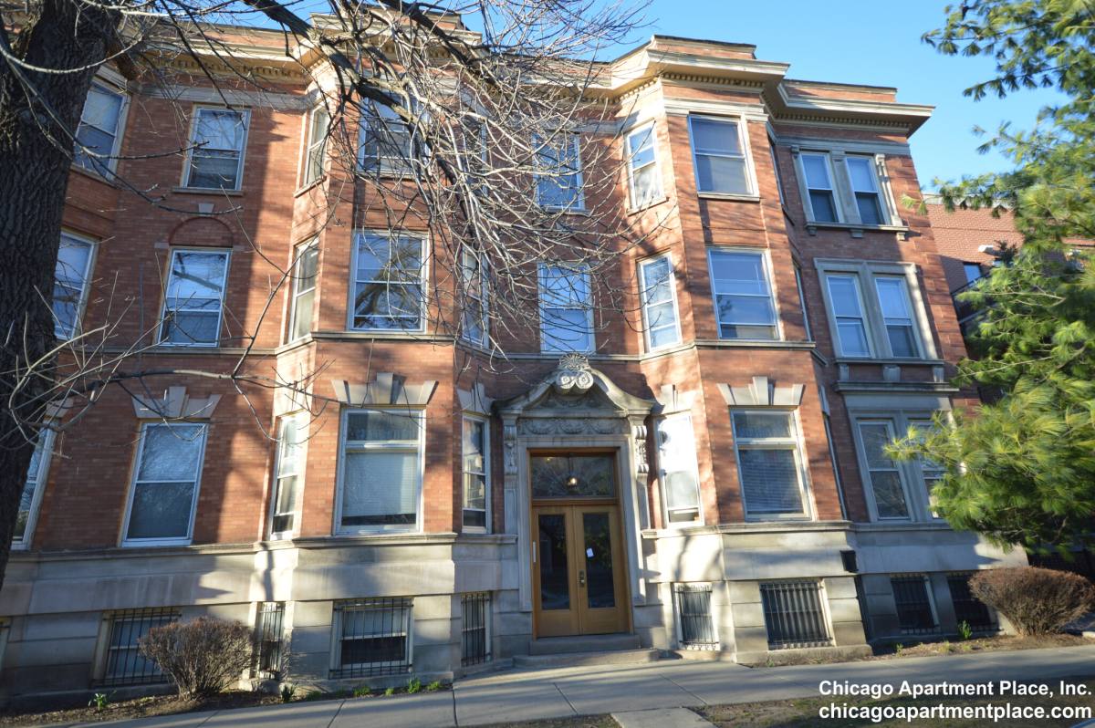 Apartment for rent at 850 W Waveland Ave #1, Chicago, IL 60613
