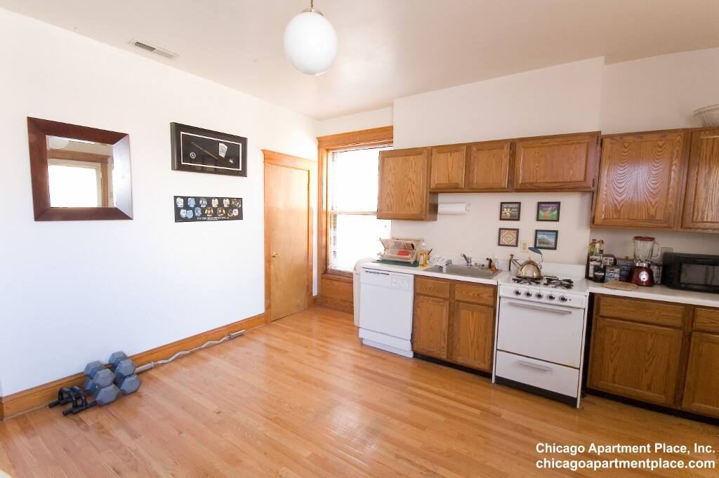 Apartment for rent at 850 W Waveland Ave #3, Chicago, IL 60613