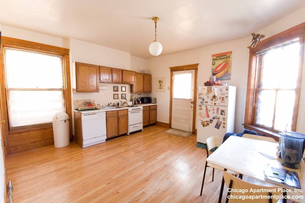 Apartment for rent at 850 W Waveland Ave #3, Chicago, IL 60613