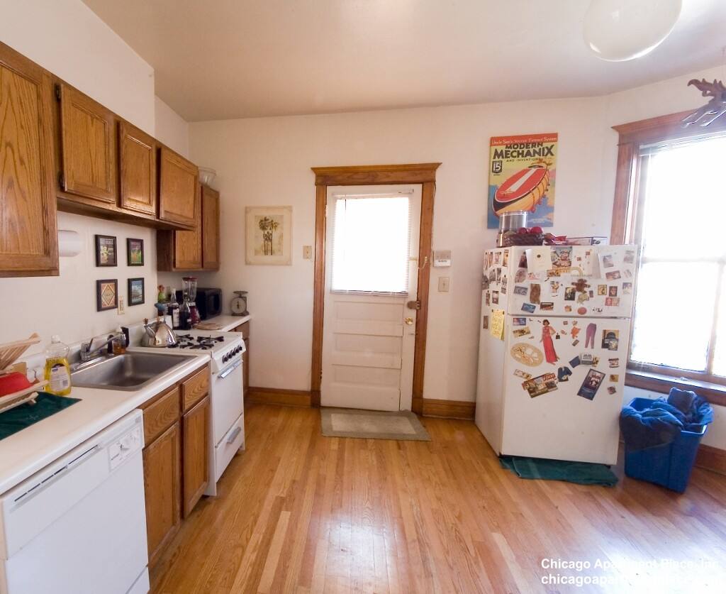 Apartment for rent at 850 W Waveland Ave #3, Chicago, IL 60613