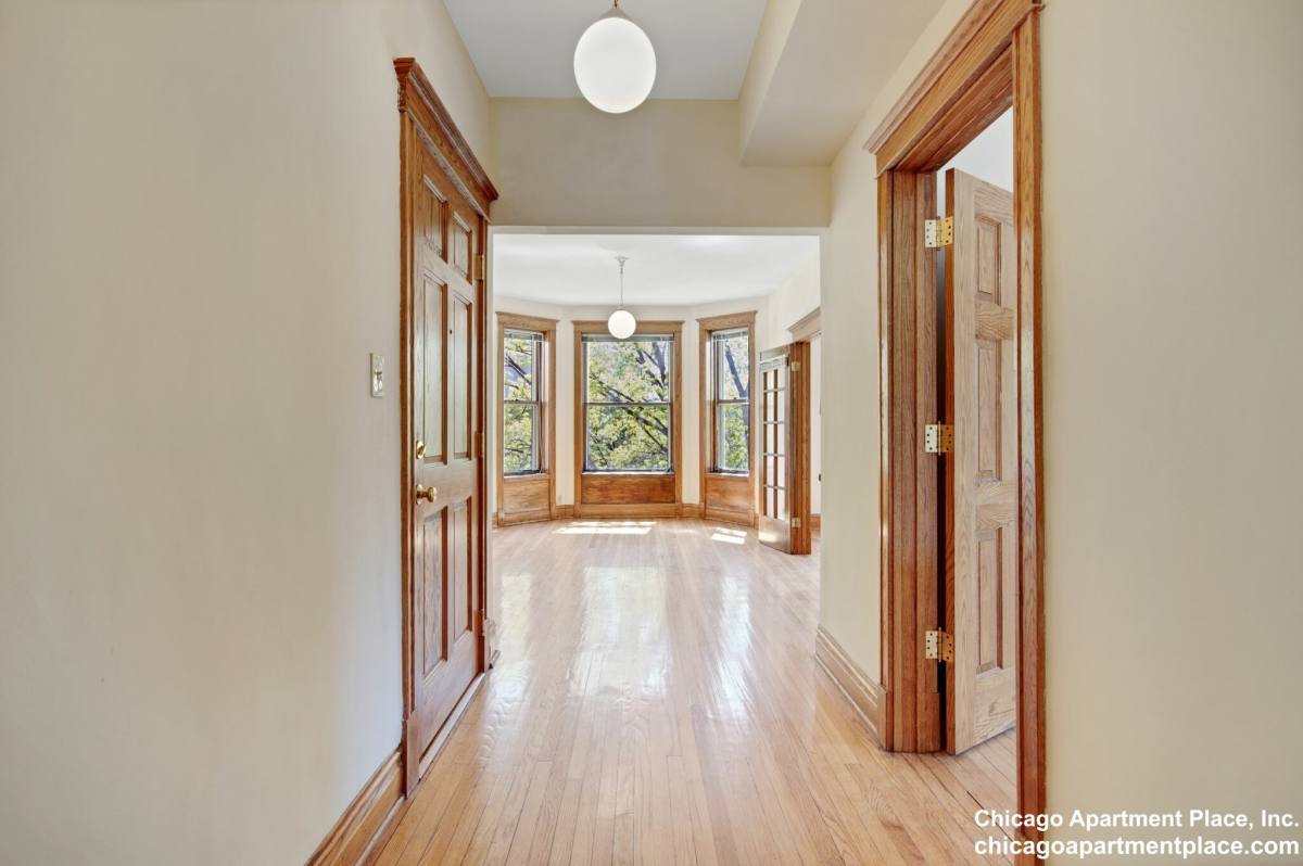 Apartment for rent at 854 W Waveland #2, Chicago, IL 60613