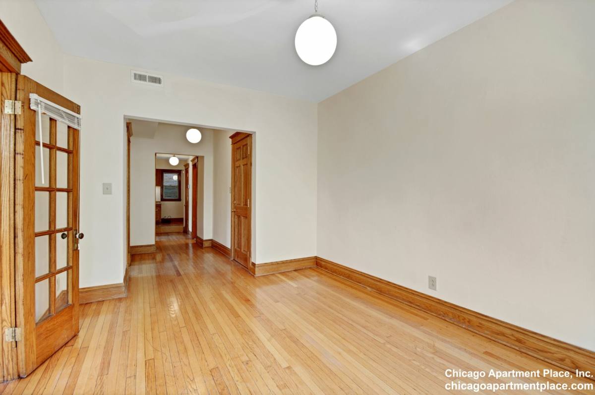 Apartment for rent at 854 W Waveland #2, Chicago, IL 60613