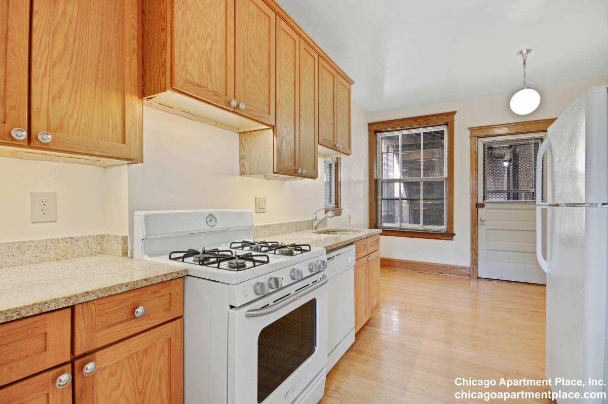 Apartment for rent at 854 W Waveland #2, Chicago, IL 60613