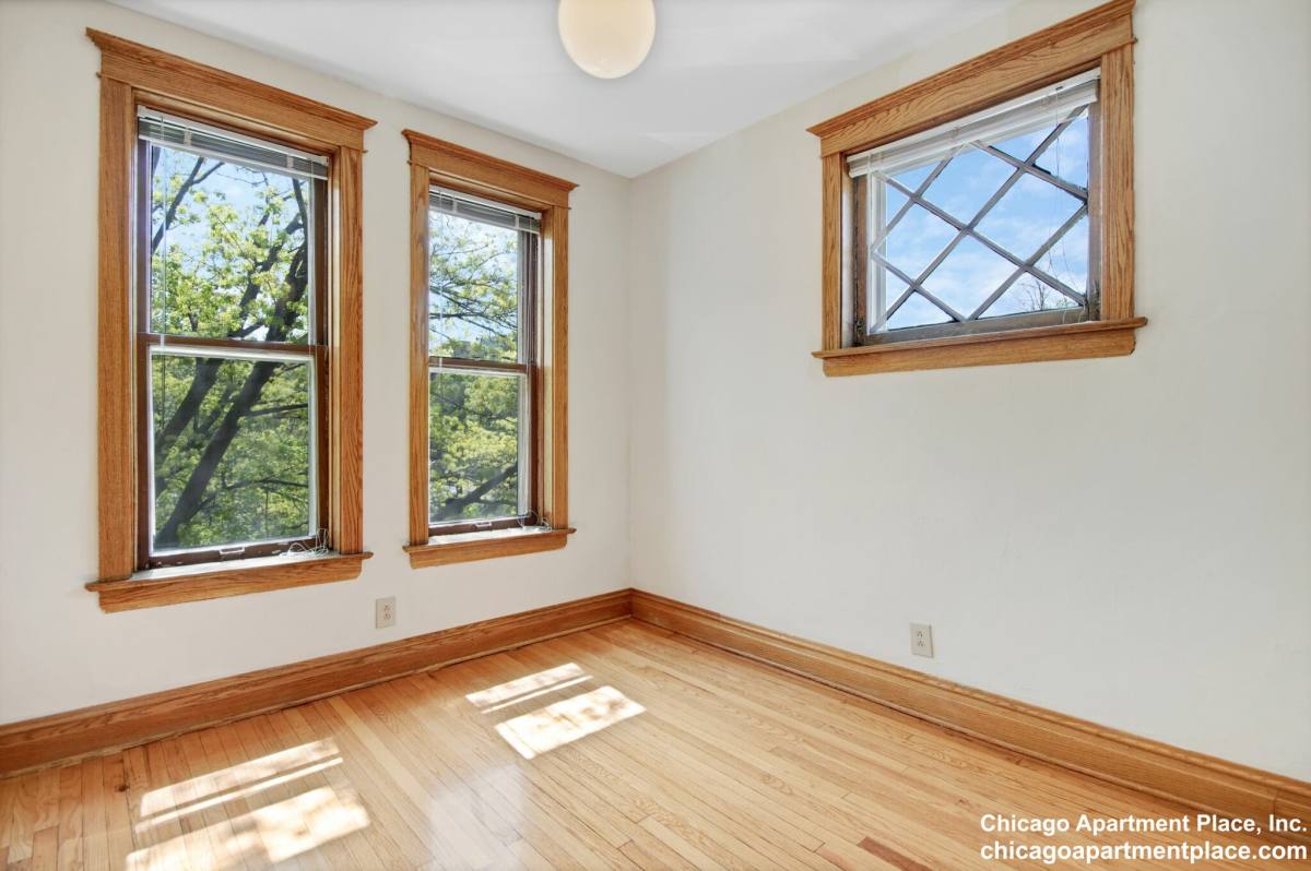 Apartment for rent at 854 W Waveland #2, Chicago, IL 60613