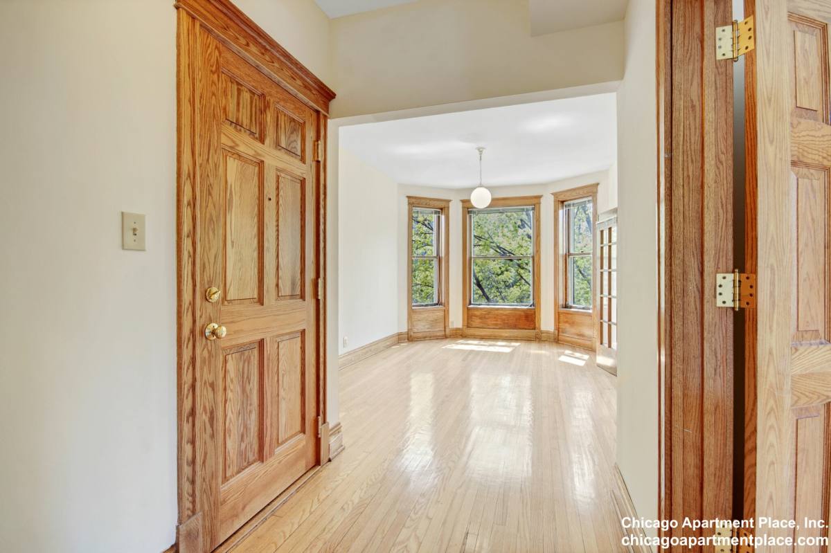 Apartment for rent at 854 W Waveland #2, Chicago, IL 60613