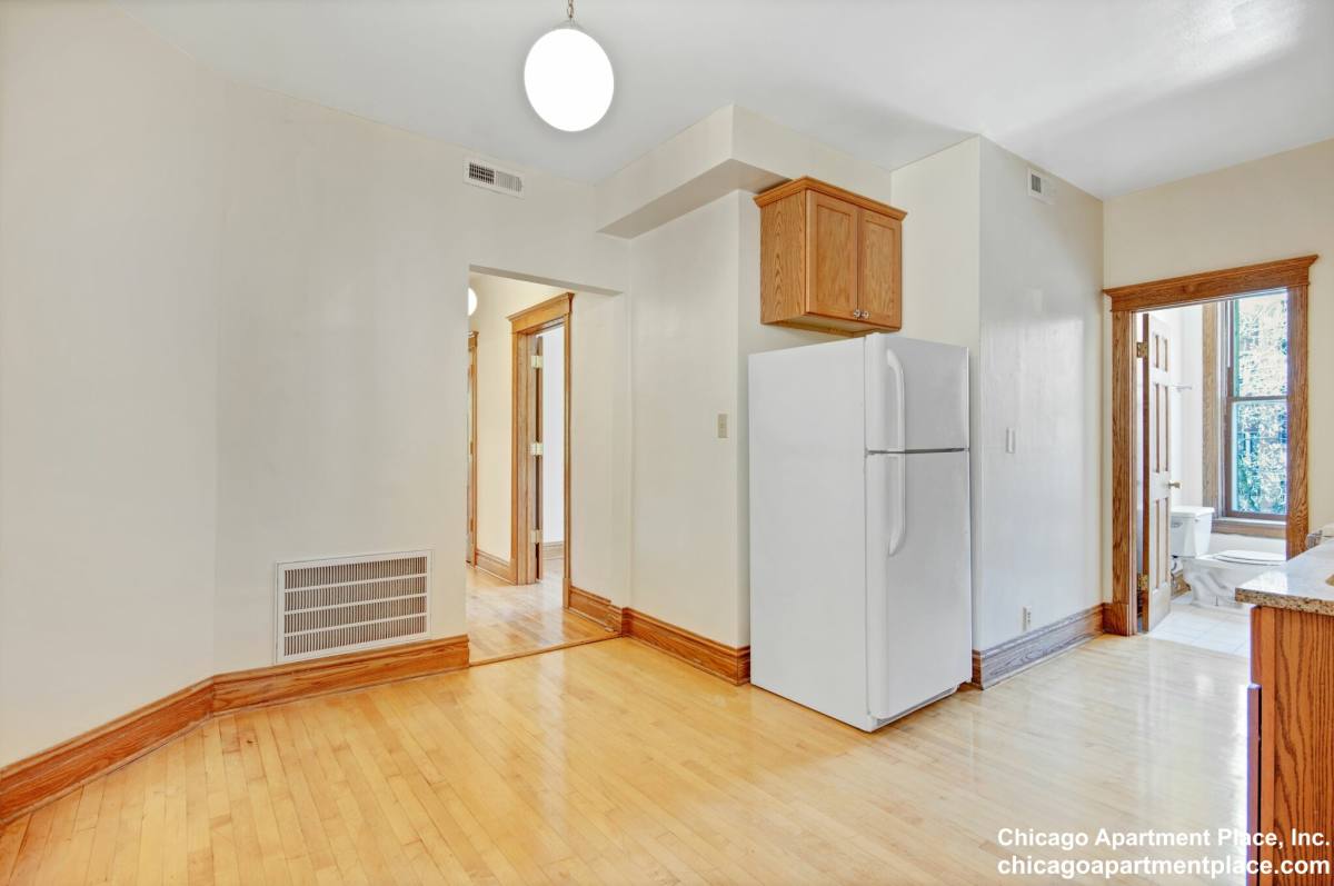 Apartment for rent at 854 W Waveland #2, Chicago, IL 60613
