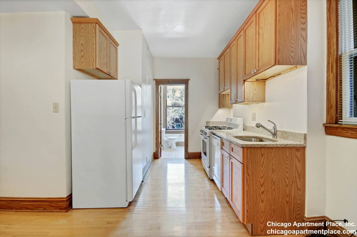 Apartment for rent at 854 W Waveland #2, Chicago, IL 60613