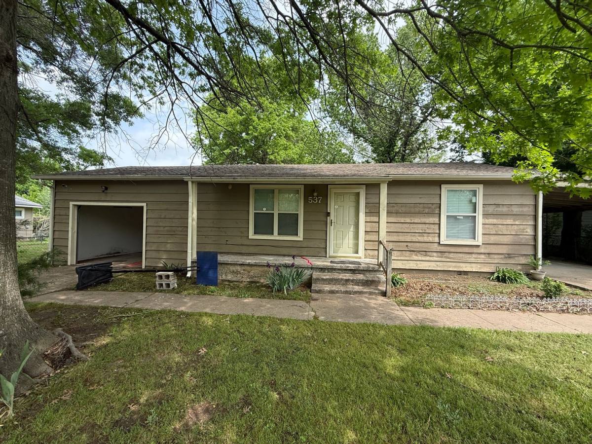 House for rent at 537 E Allen St, Kellyville, OK 74039
