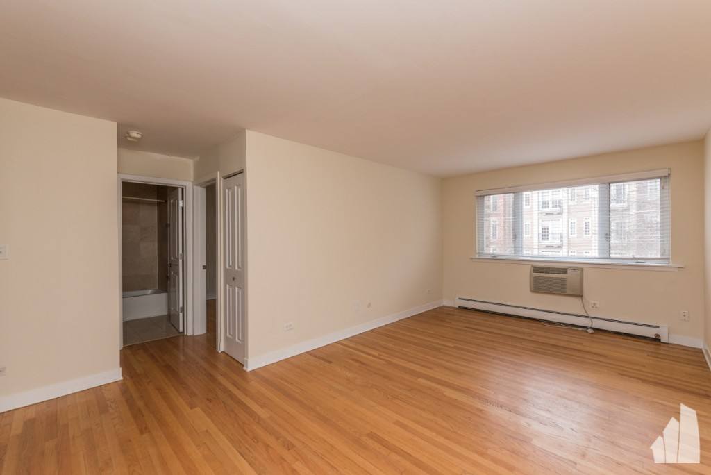 625 W Wrightwood Ave #404, Chicago, IL 60614 - Apartment for Rent - Image 2