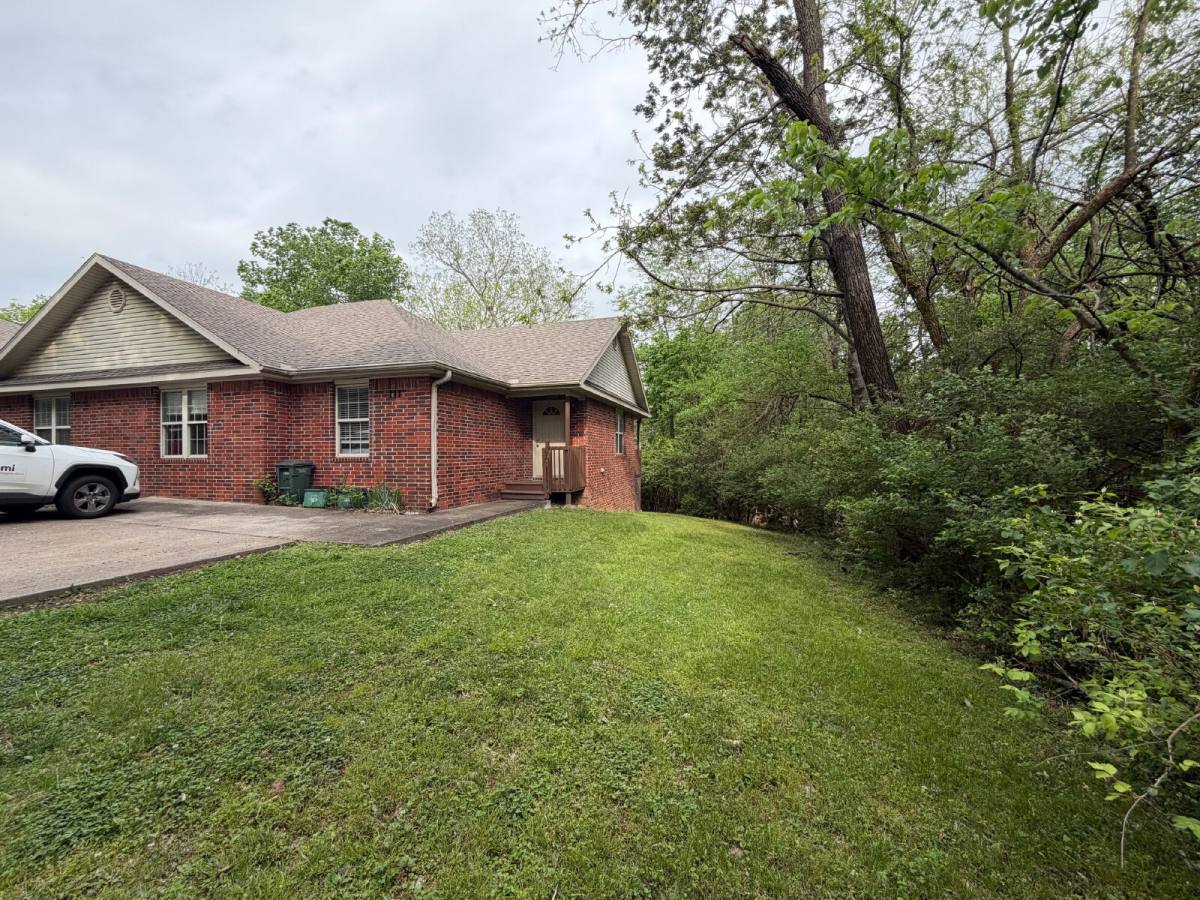 Townhouse for rent at 111 E Rock St, Fayetteville, AR 72701