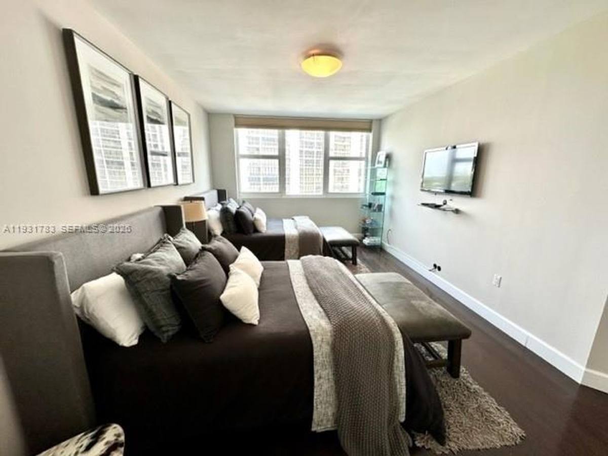 Condo for rent at 20201 E Country Club Dr, Miami, FL 33180