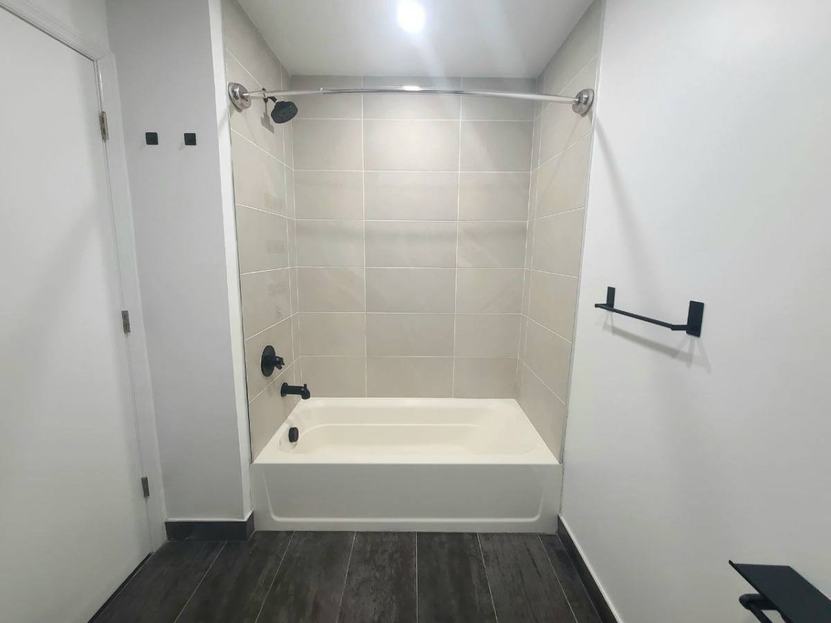 Apartment for rent at 556 Market St #2B, Newark, NJ 07105