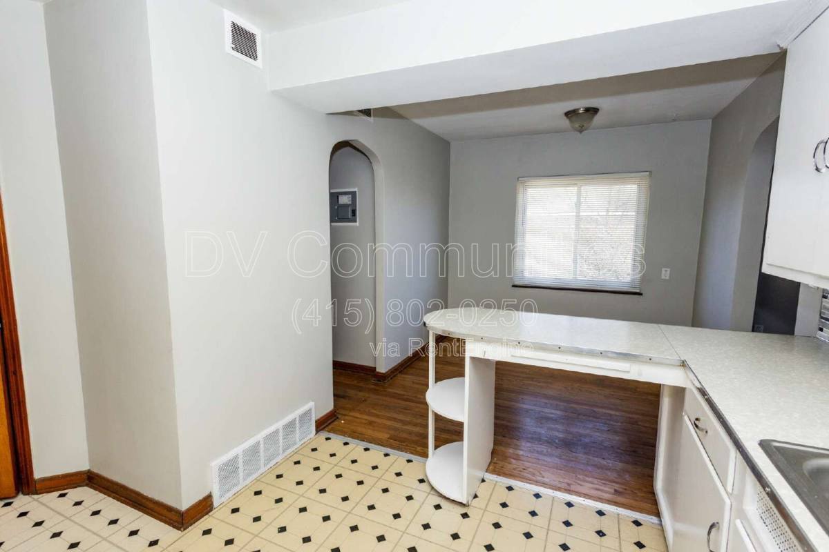 Apartment for rent at 4186 Ridge Rd #4, Cleveland, OH 44144