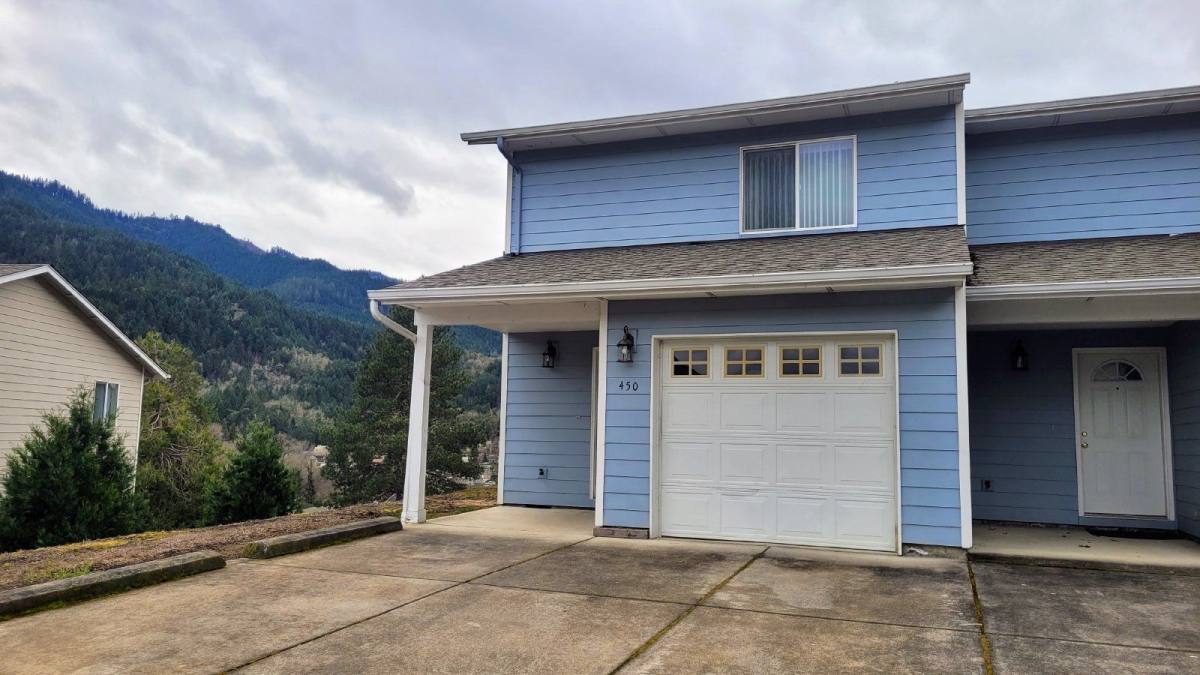 Townhouse for rent at 450 Maylea Place, Canyonville, OR 97417