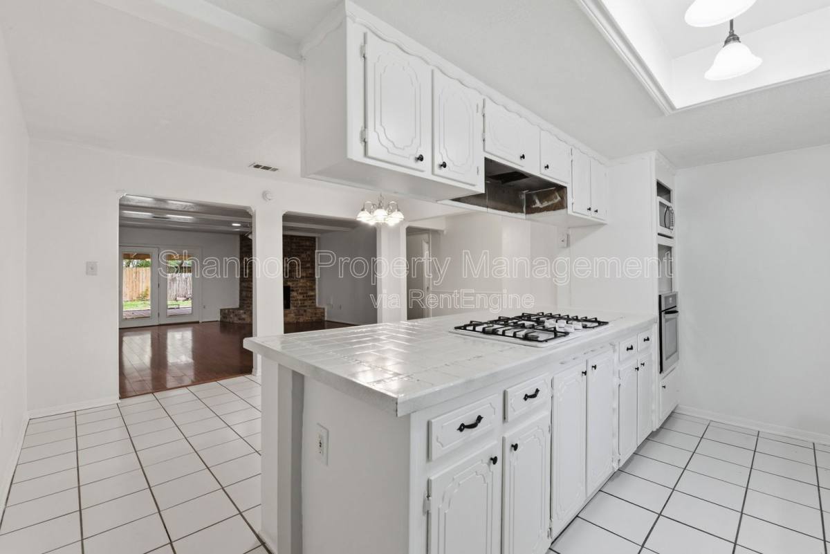 House for rent at 2115 Oak Shores Dr, Kingwood, TX 77339