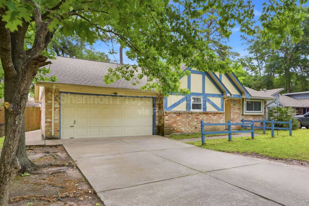 House for rent at 2115 Oak Shores Dr, Kingwood, TX 77339