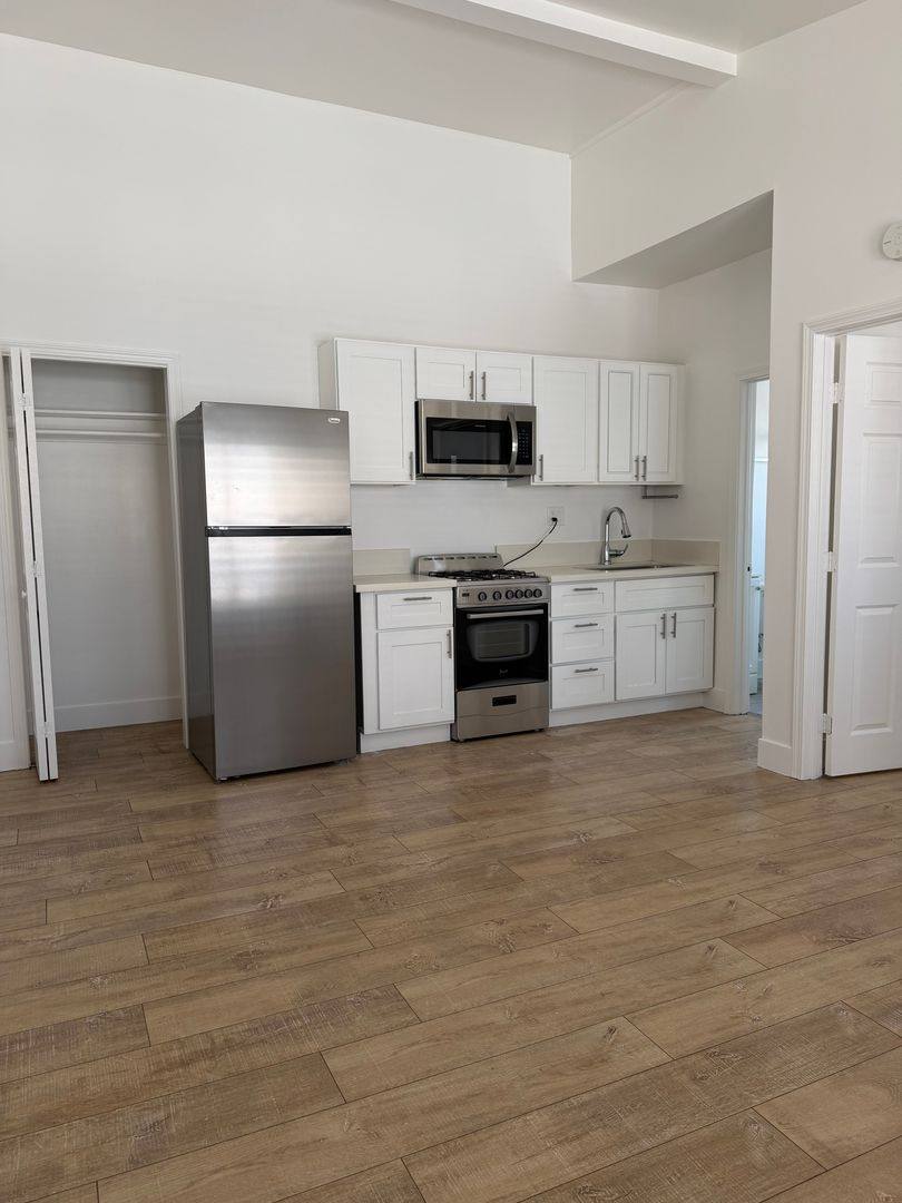 Apartment for rent at 450 S Benton Way, Los Angeles, CA 90057