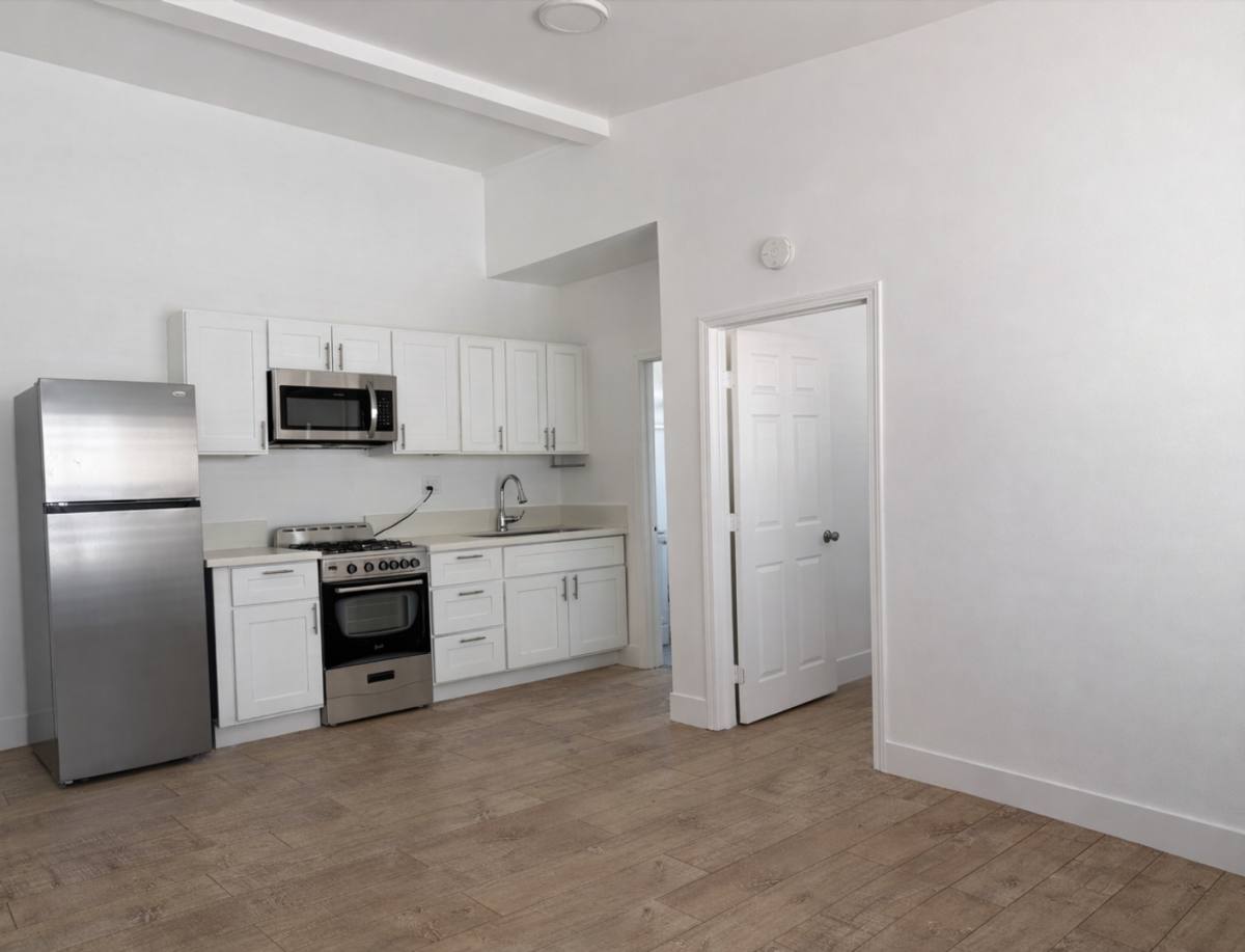 Apartment for rent at 450 S Benton Way, Los Angeles, CA 90057