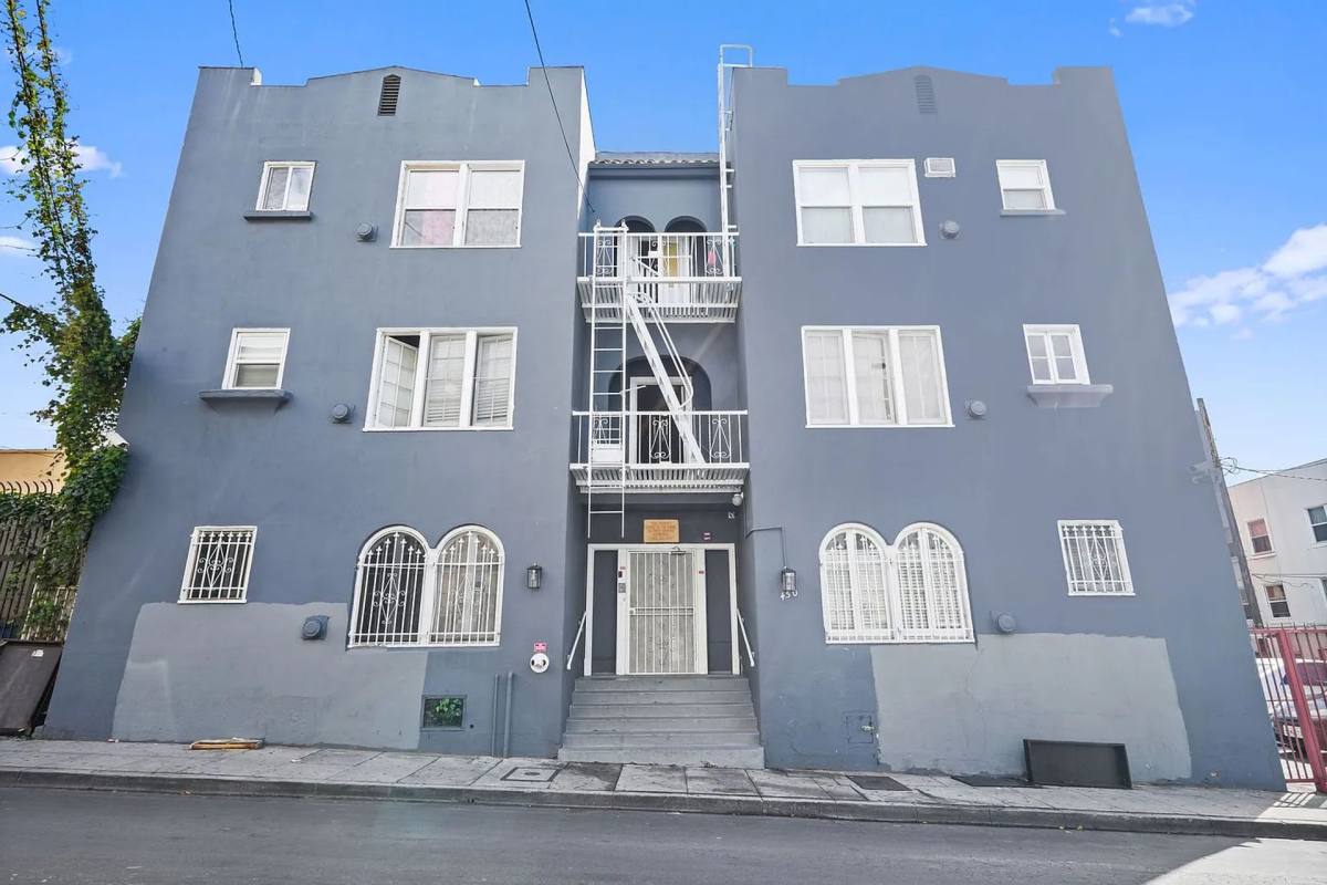 Apartment for rent at 450 S Benton Way, Los Angeles, CA 90057