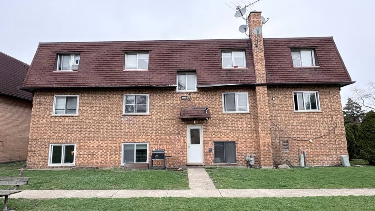 Apartment for rent at 1225 E Woodbury Lane, Palatine, IL 60074