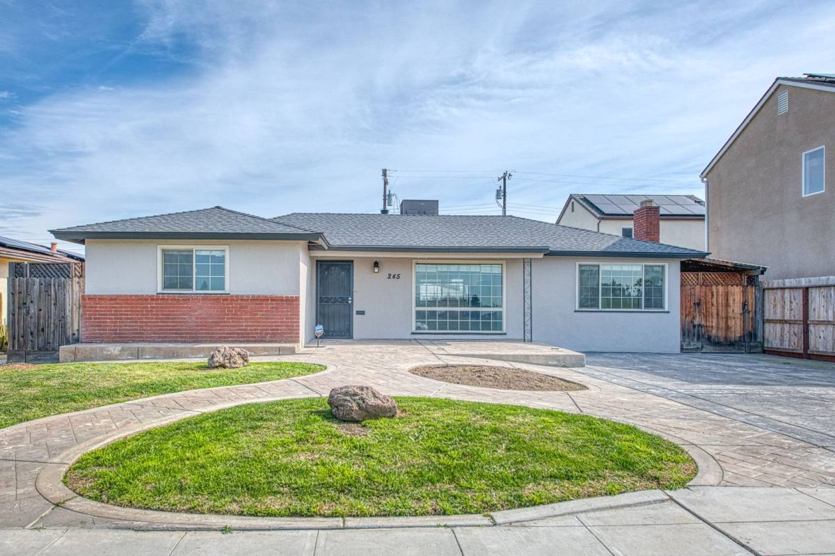 Apartment for rent at 245 Minnewawa Ave, Clovis, CA 93612