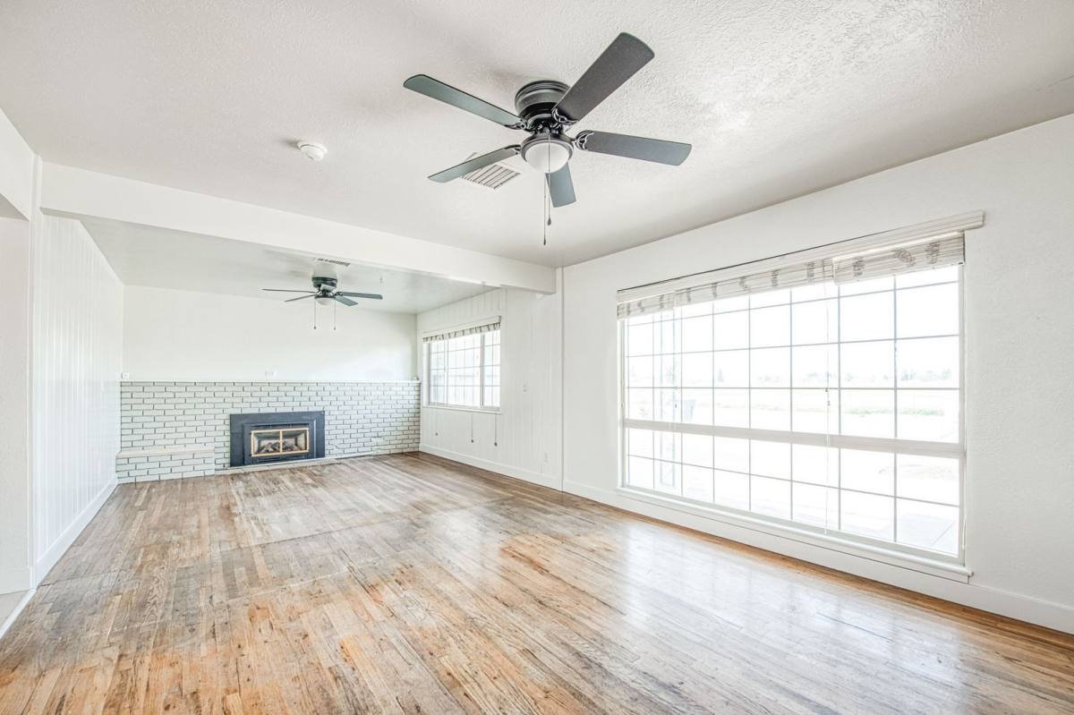 Apartment for rent at 245 Minnewawa Ave, Clovis, CA 93612