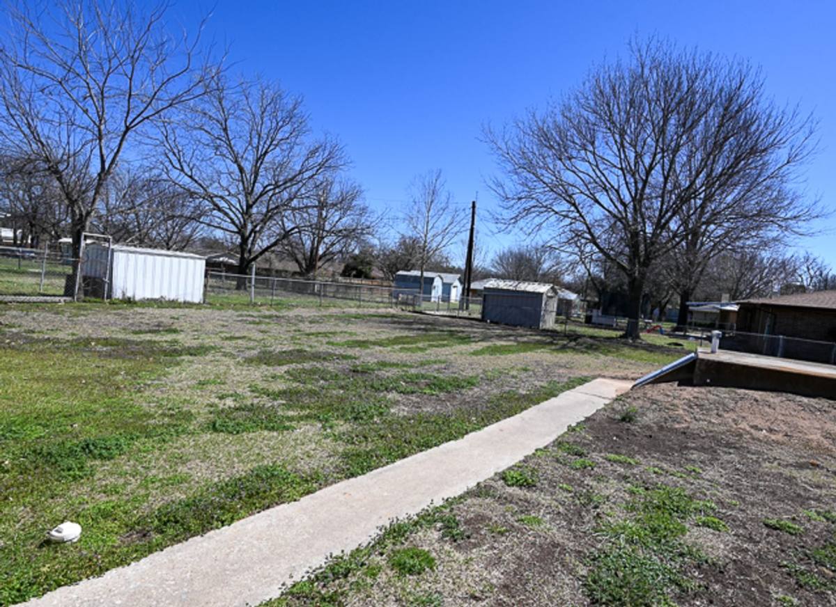 House for rent at 903 N Lamb, Bowie, TX 76230