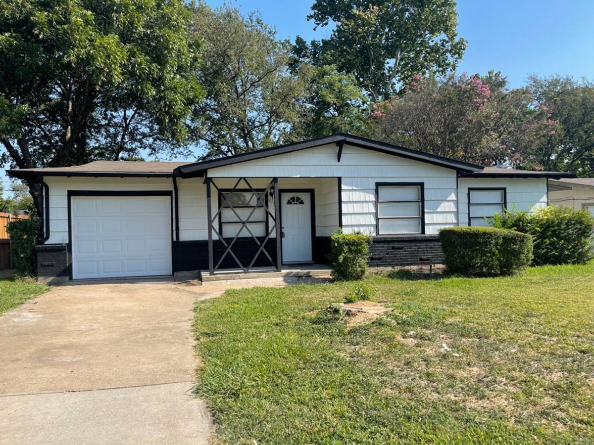 House for rent at 2113 Cloverdale St, Arlington, TX 76010