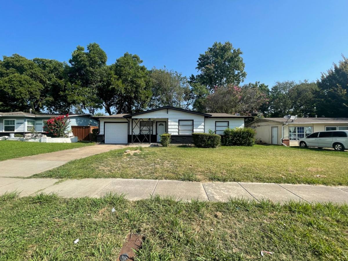House for rent at 2113 Cloverdale St, Arlington, TX 76010