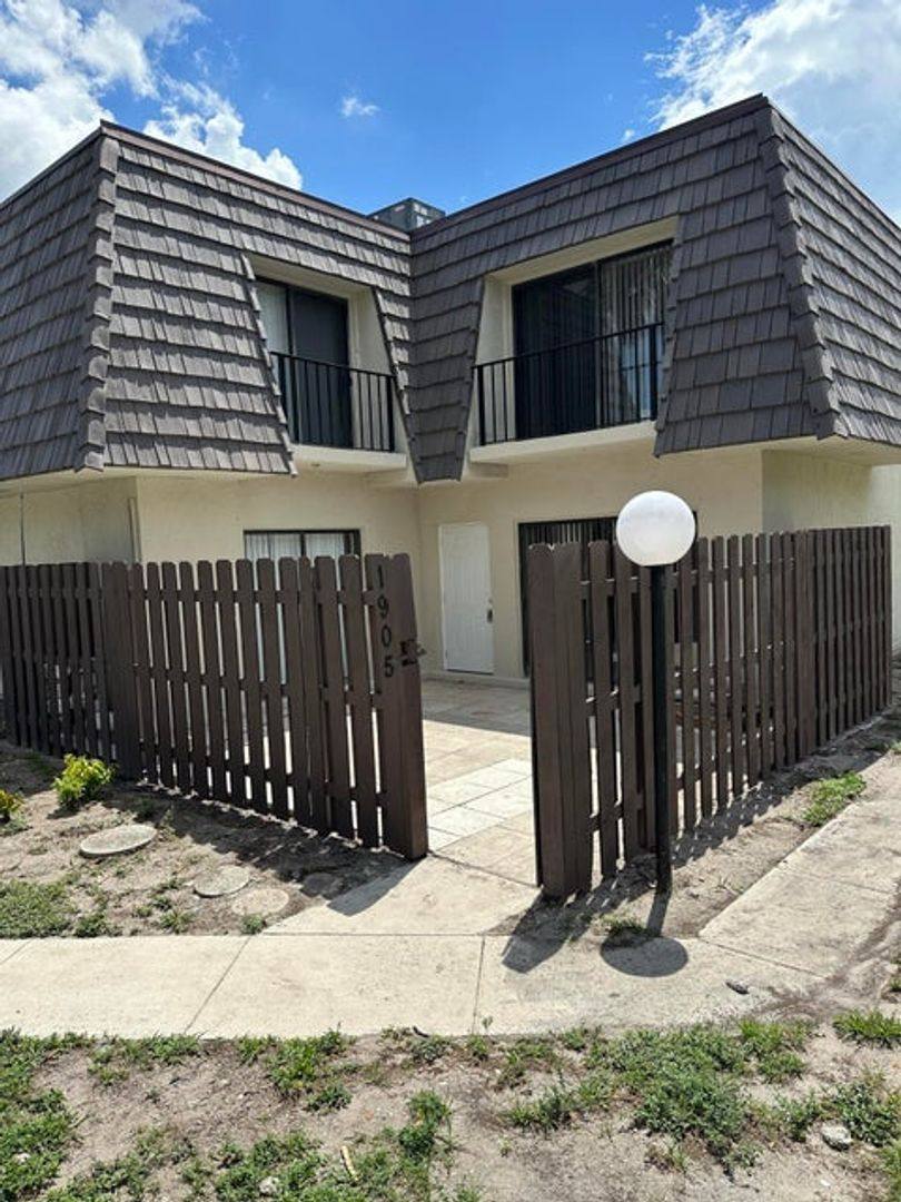 Townhouse for rent at 1917 N Congress Ave, West Palm Beach, FL 33401