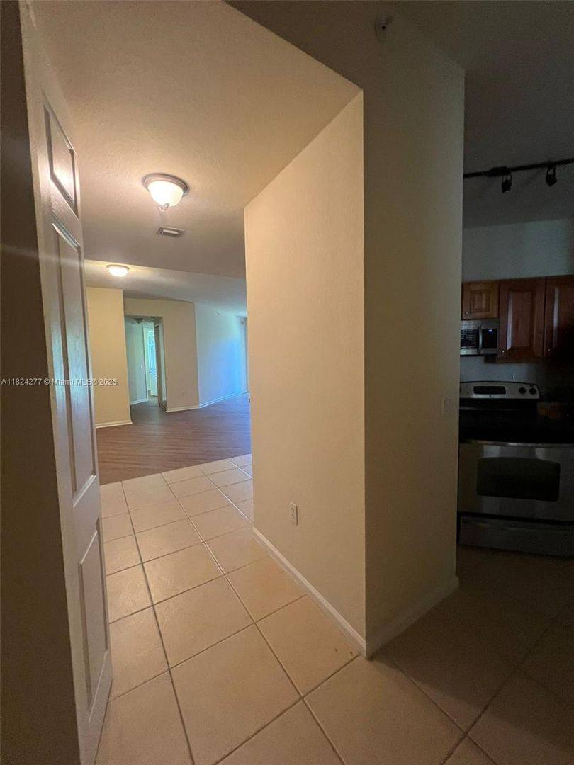 Apartment for rent at 3500 Oaks Clubhouse Dr, Pompano Beach, FL 33069