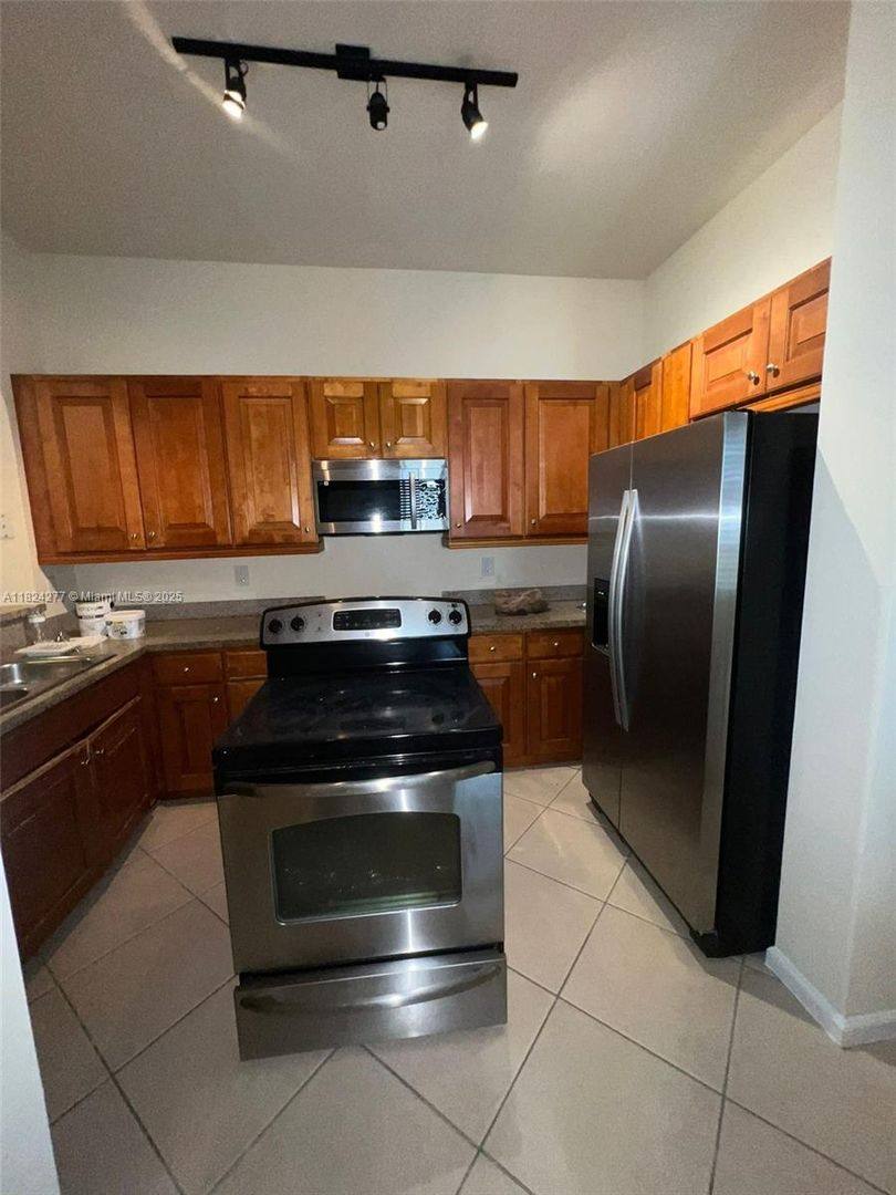 Apartment for rent at 3500 Oaks Clubhouse Dr, Pompano Beach, FL 33069
