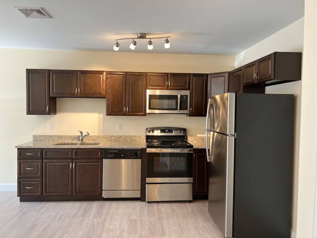 Apartment for rent at 6 Macgregor Court, Londonderry, NH 03053