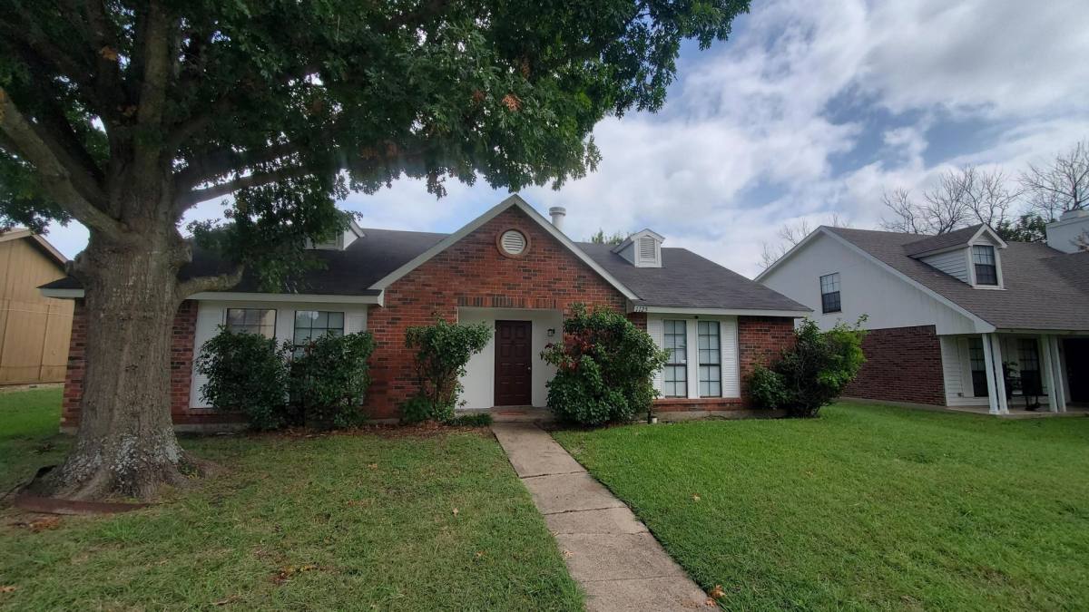 House for rent at 1125 Greenbriar Lane, Lancaster, TX 75146