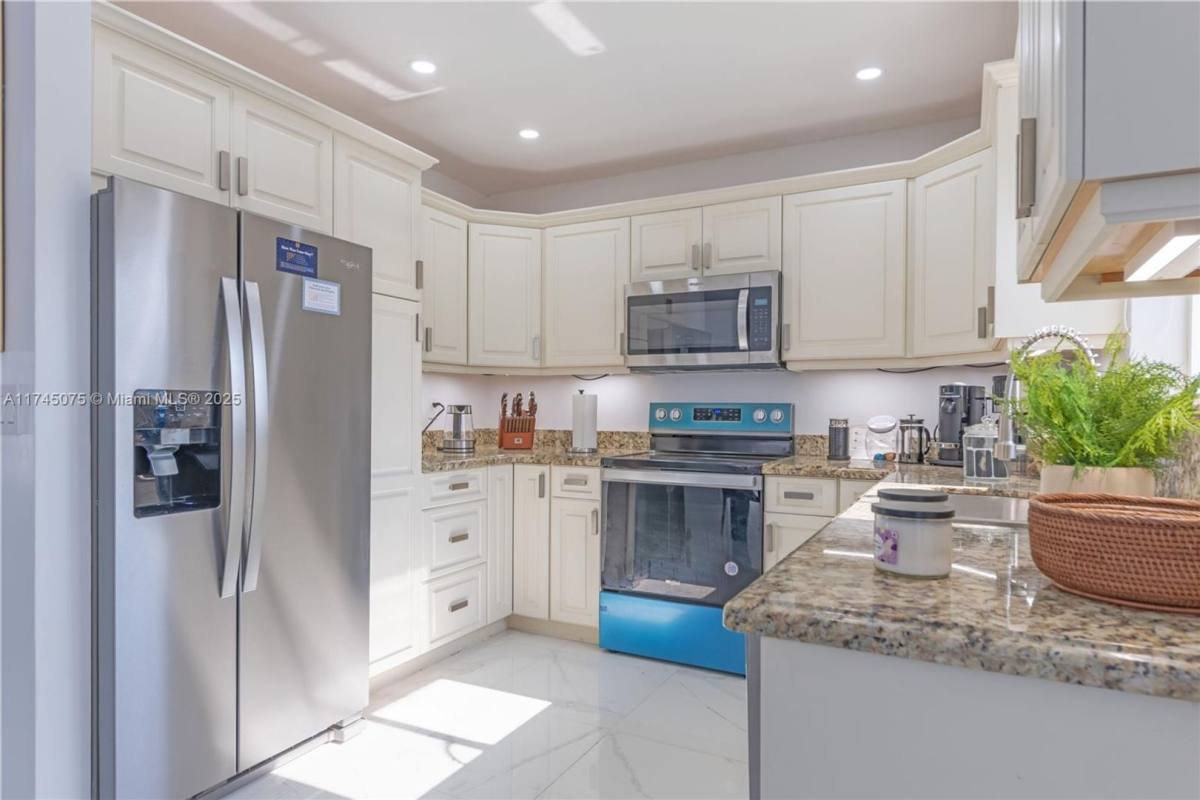 House for rent at 317 SE 7th Ave, Deerfield Beach, FL 33441