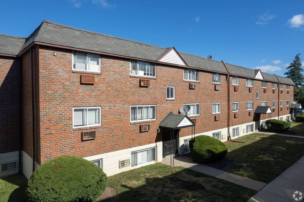 Apartment for rent at 8723 W Chester Pike, Upper Darby, PA 19082