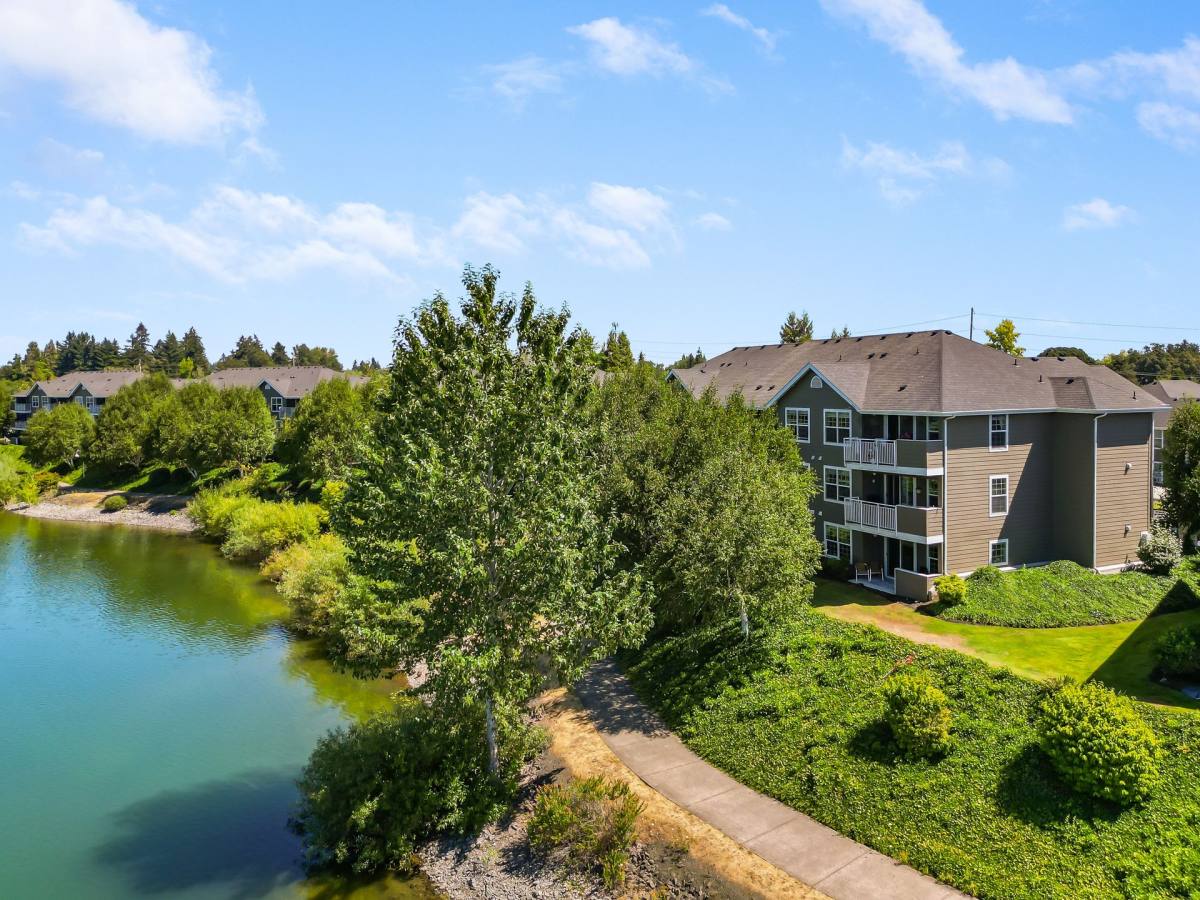 Apartment for rent at 208 Lakepoint Place N, Salem, OR 97303