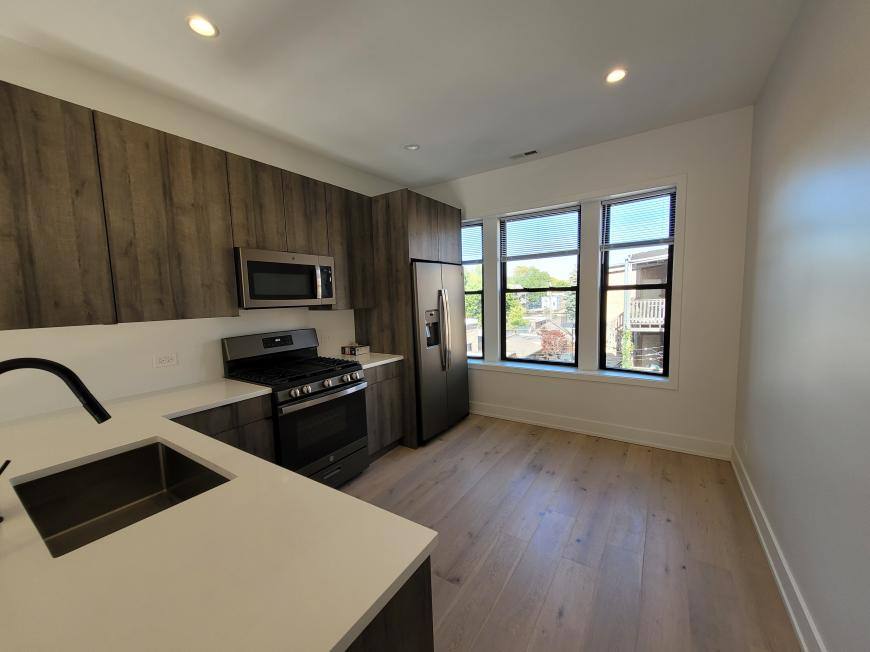 Apartment for rent at 1334 W Bryn Mawr #1R, Chicago, IL 60660