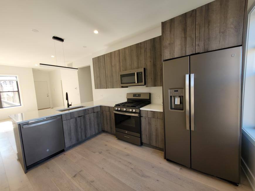 Apartment for rent at 1334 W Bryn Mawr #1R, Chicago, IL 60660