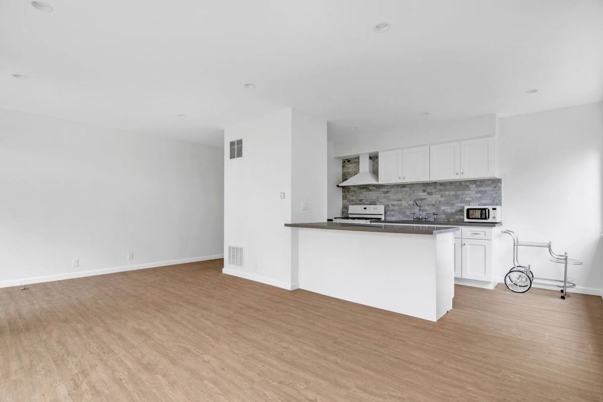 Apartment for rent at 542 Glenrock Ave, Los Angeles, CA 90024