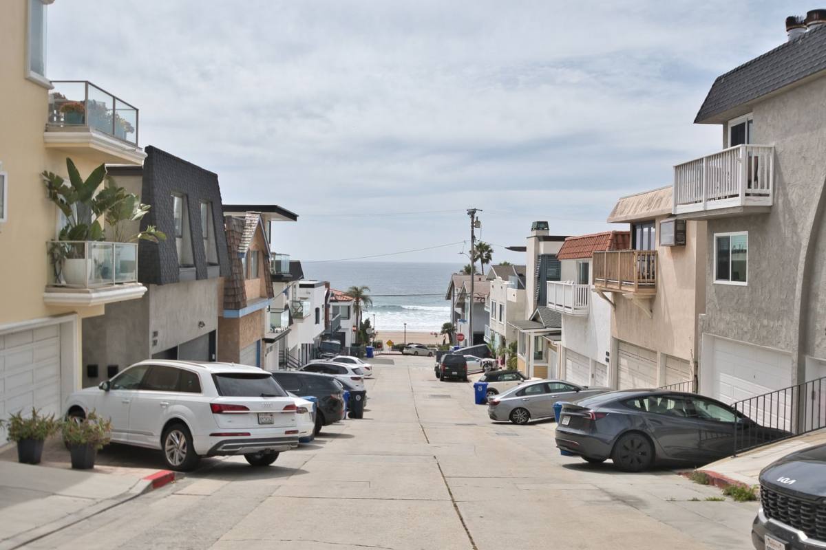 Apartment for rent at 221 39th St, Manhattan Beach, CA 90266