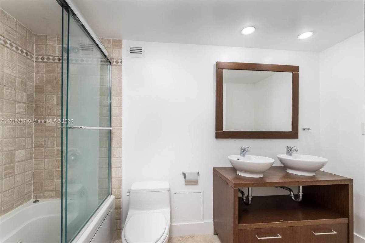 Apartment for rent at 2301 Collins Ave #1512, Miami Beach, FL 33139
