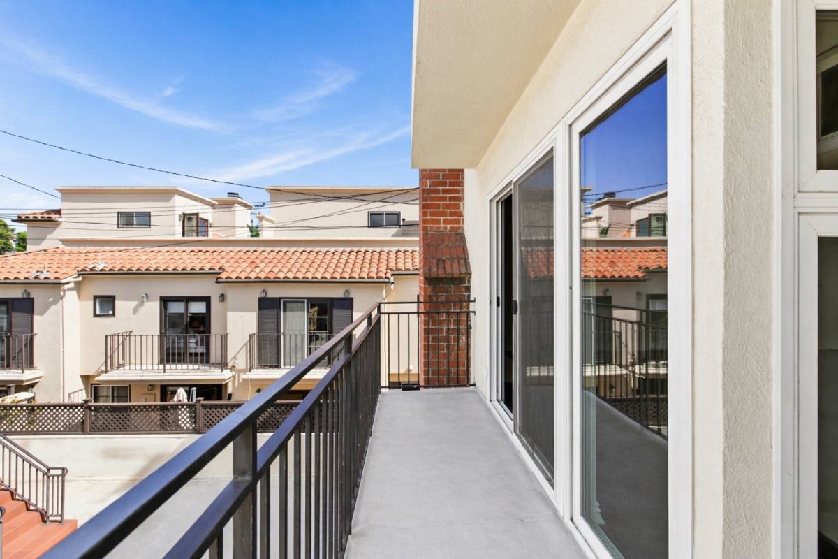 Apartment for rent at 833 15th St, Santa Monica, CA 90403