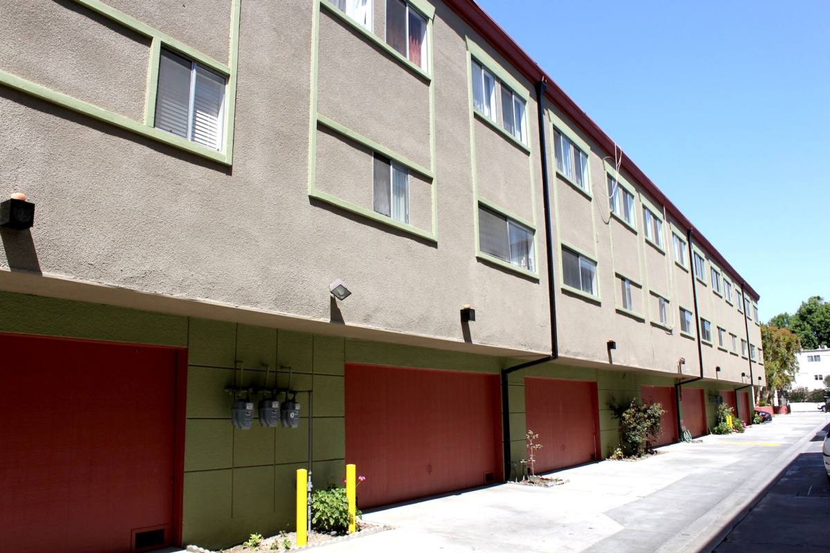 21030 Gresham St, Canoga Park, CA 91304 - Apartment for Rent - Image 2