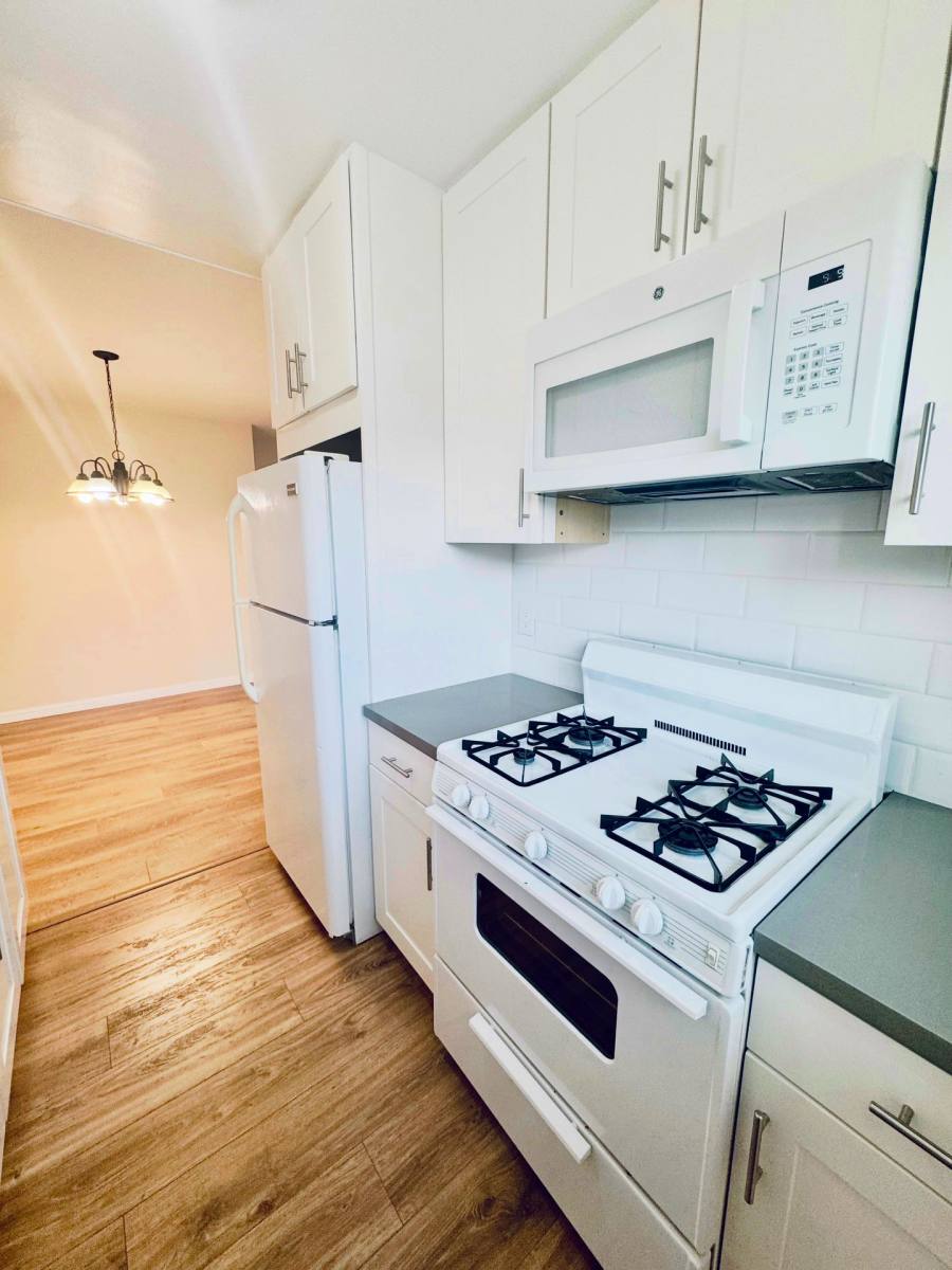Apartment for rent at 642 N Hayworth Ave, Los Angeles, CA 90048
