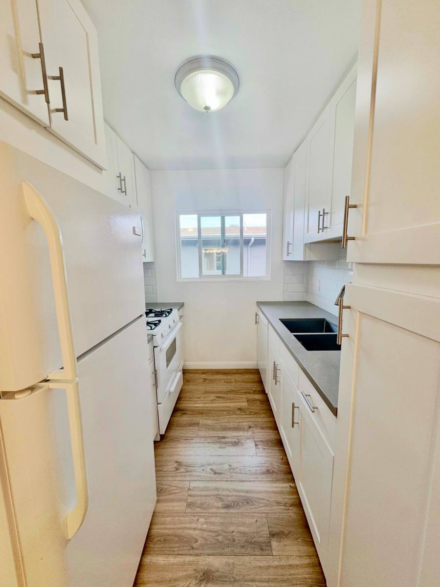 Apartment for rent at 642 N Hayworth Ave, Los Angeles, CA 90048