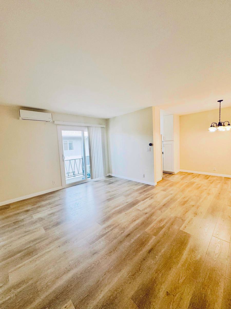 Apartment for rent at 642 N Hayworth Ave, Los Angeles, CA 90048