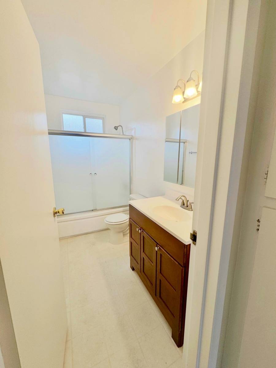 Apartment for rent at 642 N Hayworth Ave, Los Angeles, CA 90048