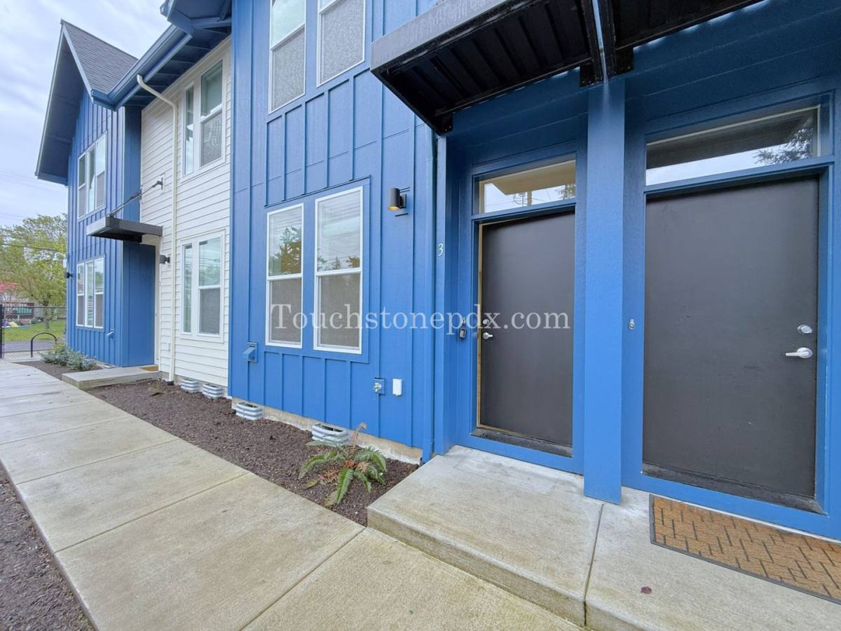 Apartment for rent at 3323 SE 87th Ave, Portland, OR 97266