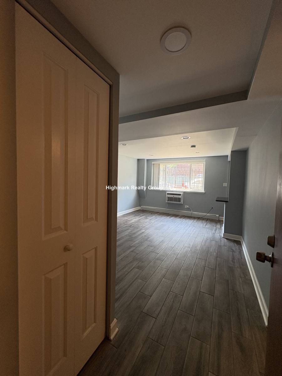 Apartment for rent at 663 W Grace St #207N, Chicago, IL 60613